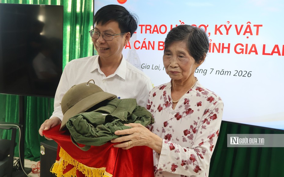"Được tận tay chạm vào kỷ vật của cha"