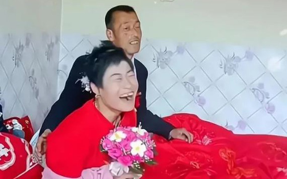 Giữa đám cưới, cô dâu liên tục có "biểu hiện lạ" gây tranh cãi