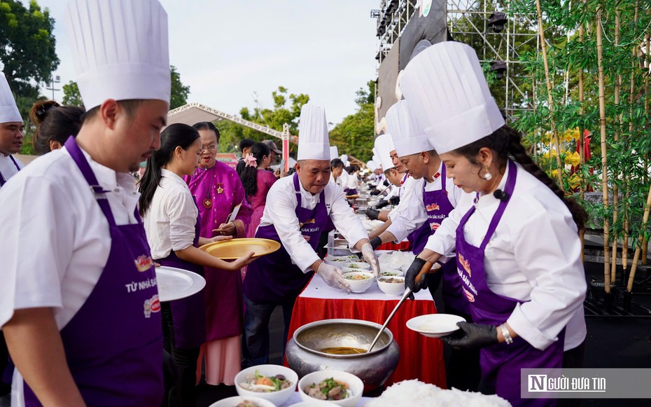 Lần đầu quảng diễn 300 tô bún bò Huế cùng lúc, tôn vinh tinh hoa ẩm thực Cố đô