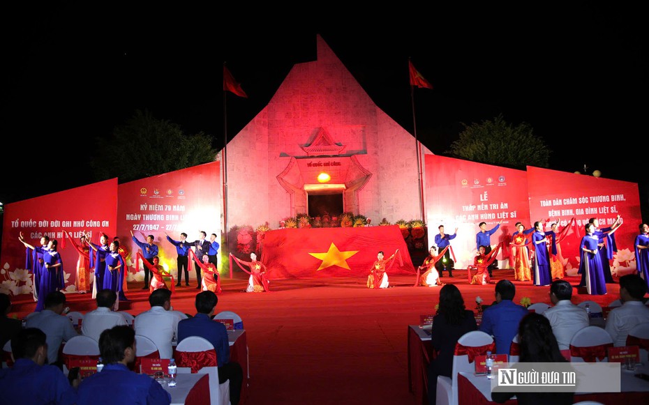 Thiêng liêng Lễ thắp nến tri ân tại Nghĩa trang Liệt sĩ Việt - Lào