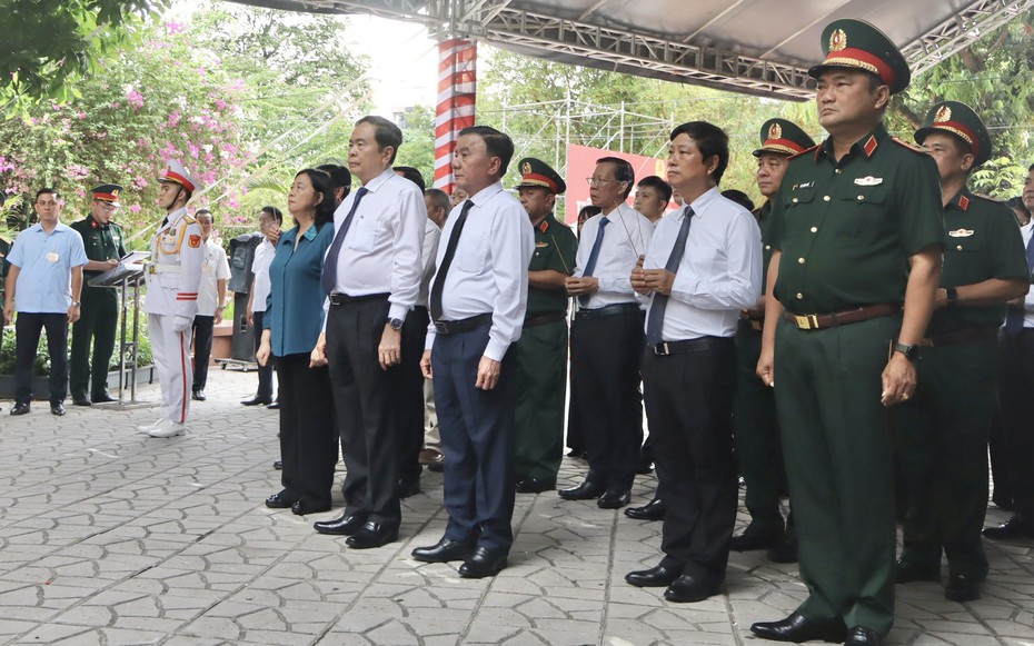 Chủ tịch Quốc hội Trần Thanh Mẫn dâng hương, dâng hoa các anh hùng liệt sĩ tại Công viên Lê Thị Riêng