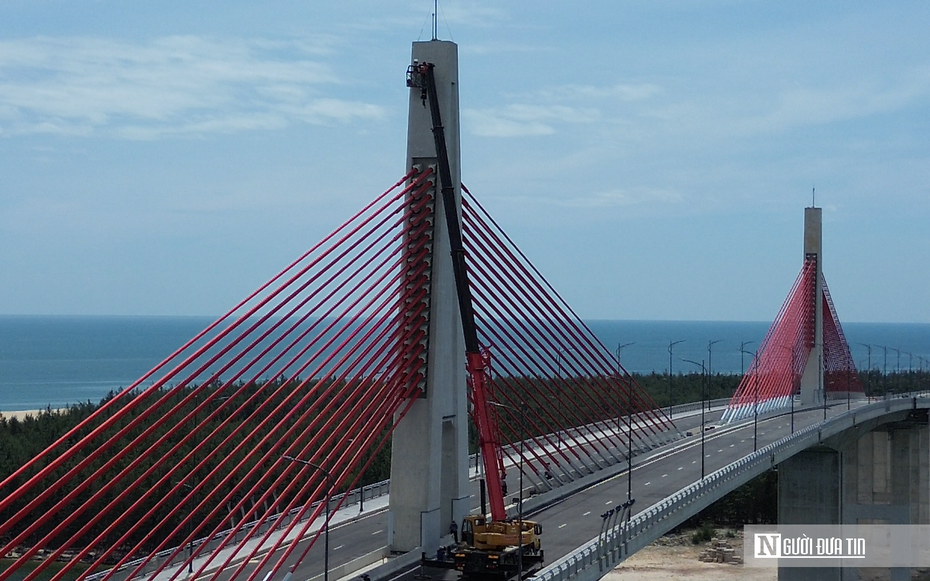 Toàn cảnh cầu vượt biển dài nhất miền Trung trước ngày cán đích