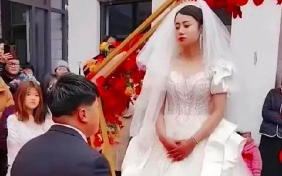 Giữa đám cưới, cô dâu liên tục có "biểu cảm lạ" khiến quan khách xôn xao