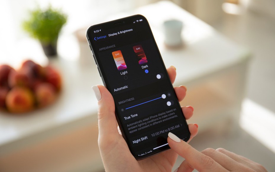 Trời tối, có nên bật chế độ Dark mode?