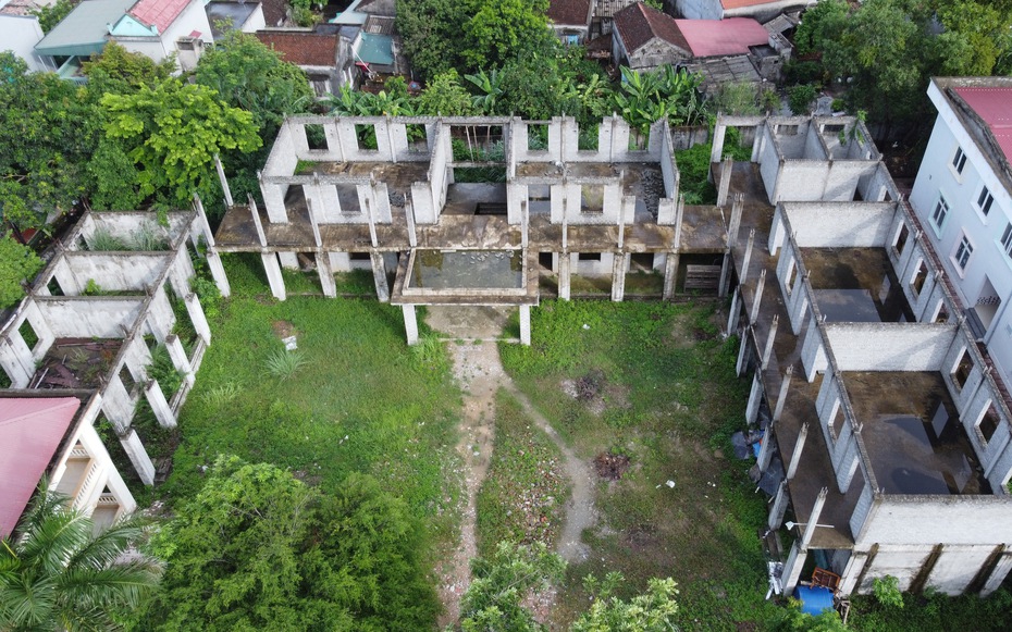 Nhà lớp học 2 tầng xây dở bỏ hoang, nhiều học sinh thiếu nhà vệ sinh