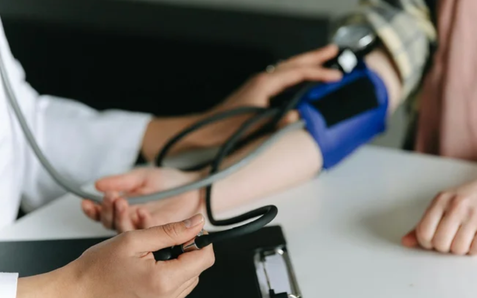 Đưa con gái 4 tuổi đi khám vì ngủ ngáy, kết quả xét nghiệm khiến bố mẹ "sốc nặng"