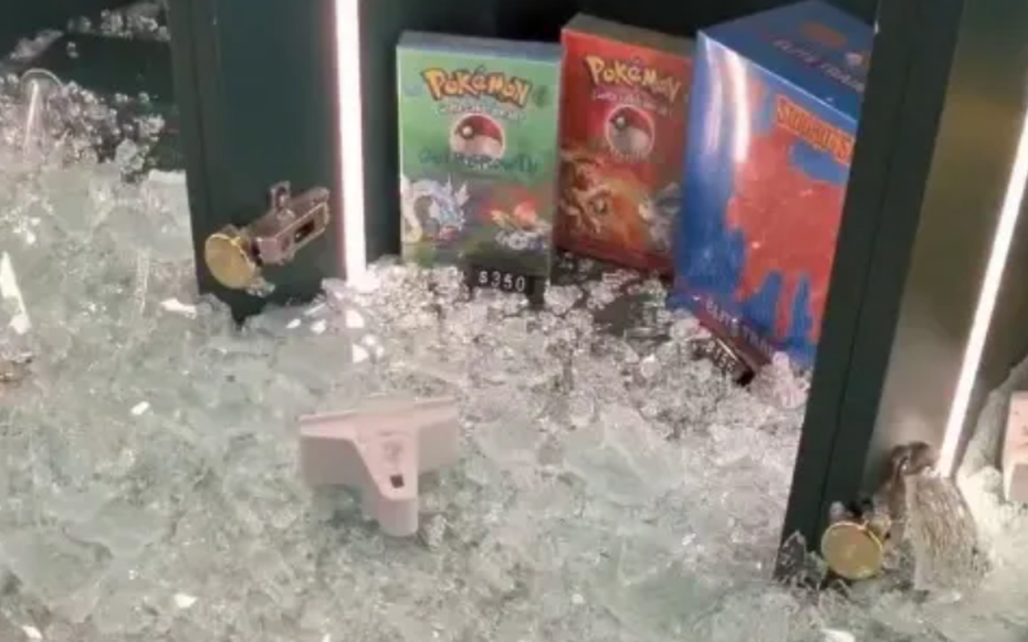 Cướp xông vào cửa hàng thẻ bài Pokemon, lấy đi số hàng trị giá hơn 2,6 tỷ đồng