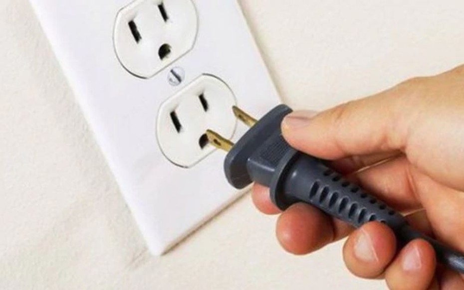 Trước khi đi ngủ, nhớ rút phích cắm 4 thiết bị điện này