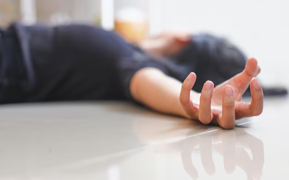 Người phụ nữ 22 tuổi tử vong sau 5 ngày đau họng, bác sĩ cảnh báo "chớ dại" tự làm điều này