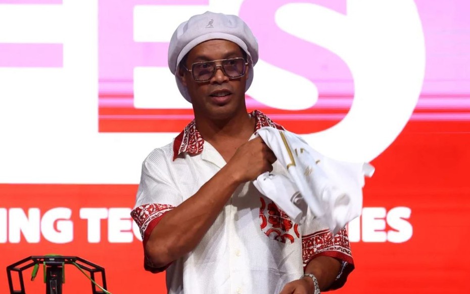Cột mốc đặc biệt của Ronaldinho ở tuổi 46