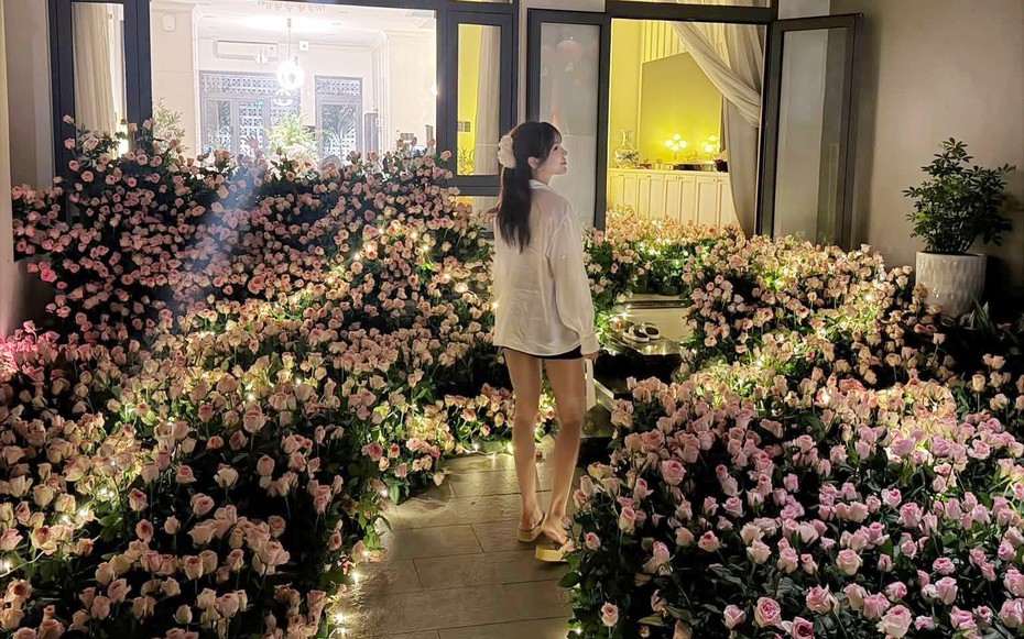 Diệp Lâm Anh được bạn trai kém 11 tuổi tặng 6.836 bông hoa hồng