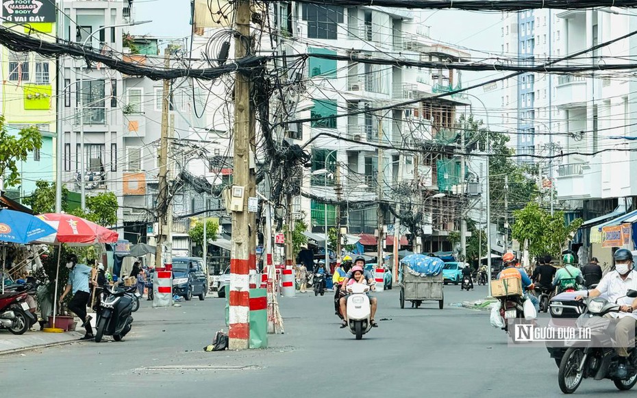 Dự án đường Chu Văn An sắp hoàn thành, khi nào loạt trụ điện được di dời?