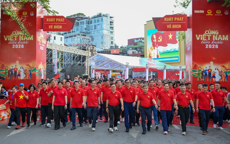 Hàng nghìn người sôi nổi tham gia “Cùng Việt Nam tiến bước”