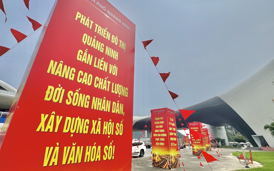 Hàng trăm nghìn lượt khách đến Quảng Ninh trong 2 ngày nghỉ lễ