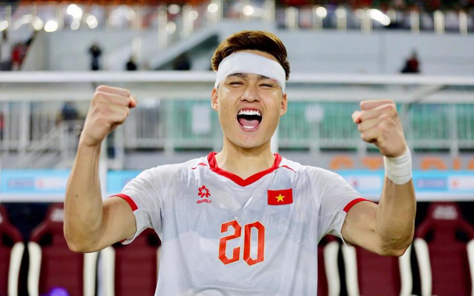 Trung vệ Bùi Hoàng Việt Anh sau khi đổ máu vẫn kiên cường thi đấu đến cuối trận
