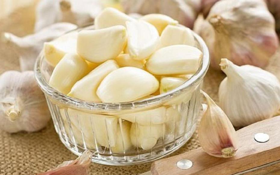 Ăn tỏi sống mỗi ngày, người đàn ông 28 tuổi bất ngờ khi đi khám
