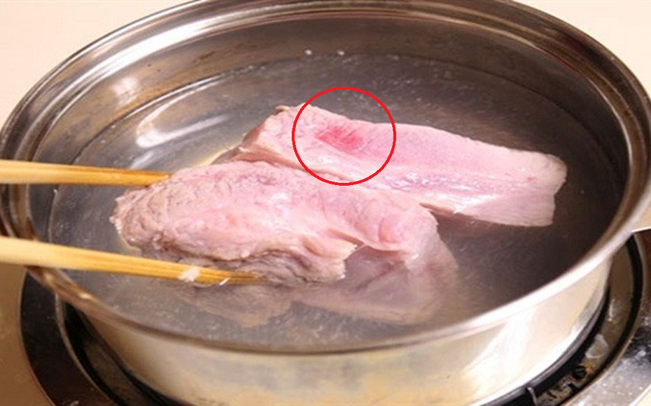 Luộc thịt mãi vẫn hồng, có phải nguồn nước bẩn? Chuyên gia nói điều ít người biết