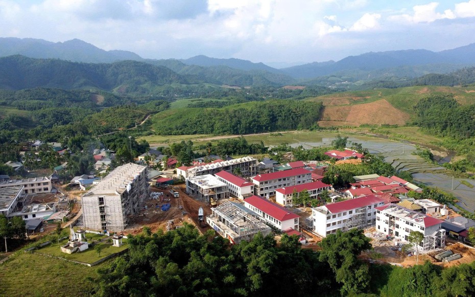 Phía sau đại công trình: Người mẹ đổ mồ hôi, góp sức xây trường cho con