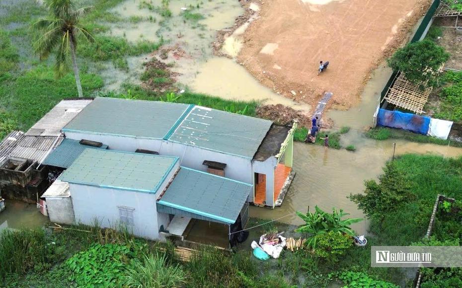 Mưa lớn, nhiều hộ dân trong vùng dự án khu đô thị phải lội nước vào nhà