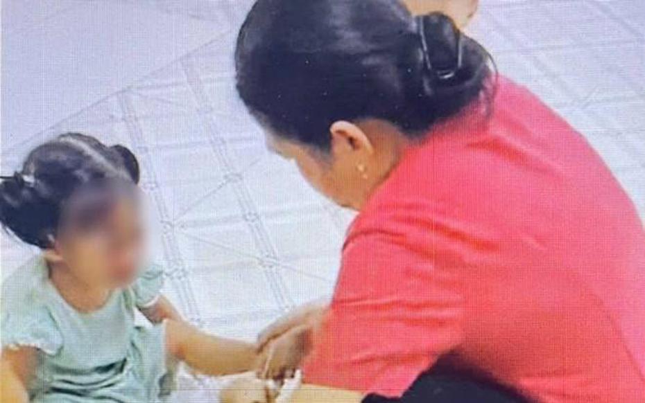 Bảo mẫu "luồn dây thun bắn chân hai cháu bé 2 tuổi" khai gì?
