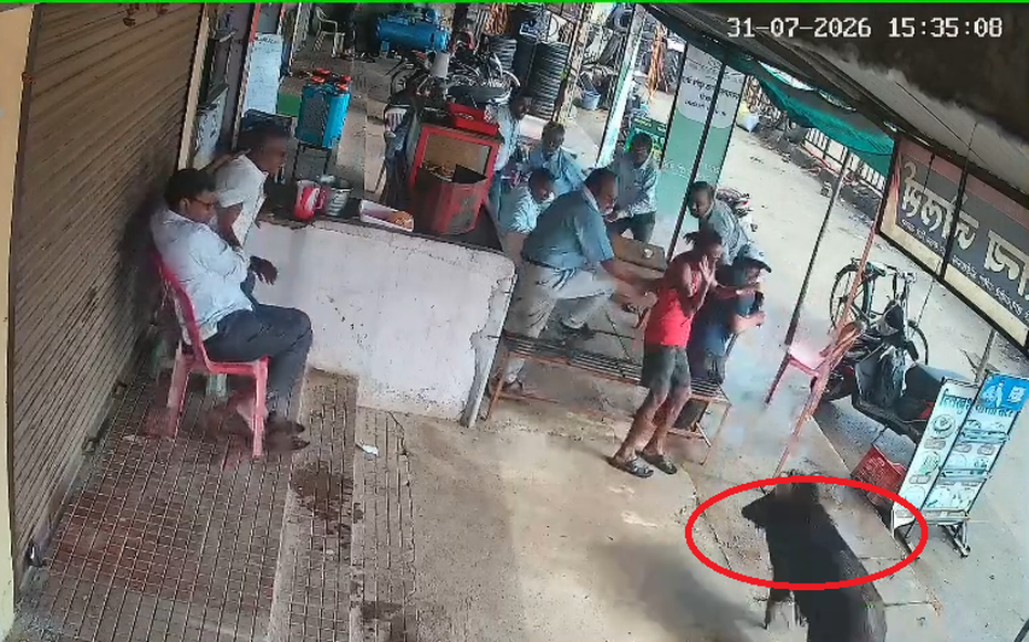 Đang đứng trong quán trà, người đàn ông gặp sự cố đáng sợ