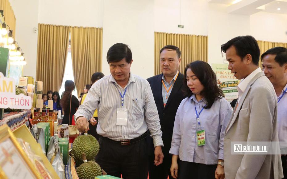 Lễ hội Sầu riêng Đắk Lắk 2026: Nữ bí thư xã cùng livestream bán hàng cho người dân, doanh nghiệp