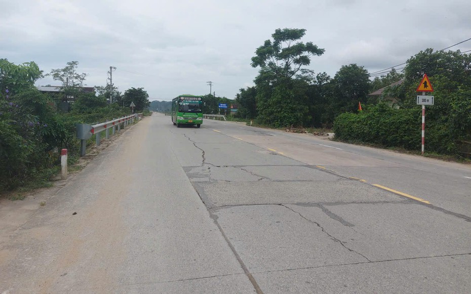 Cận cảnh vết nứt kéo dài, mặt đường bong tróc trên Quốc lộ 1 qua tỉnh Hà Tĩnh
