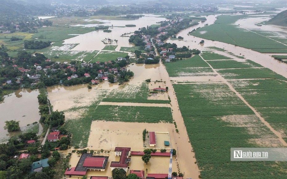 Nước sông Bưởi dâng cao, hàng trăm ngôi nhà ở Thanh Hóa chìm trong biển nước