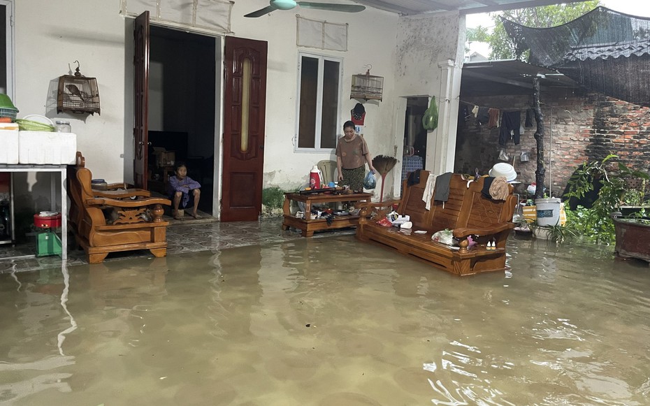 Nhiều khu đô thị Thanh Hóa ngập sâu, dân bì bõm lội nước
