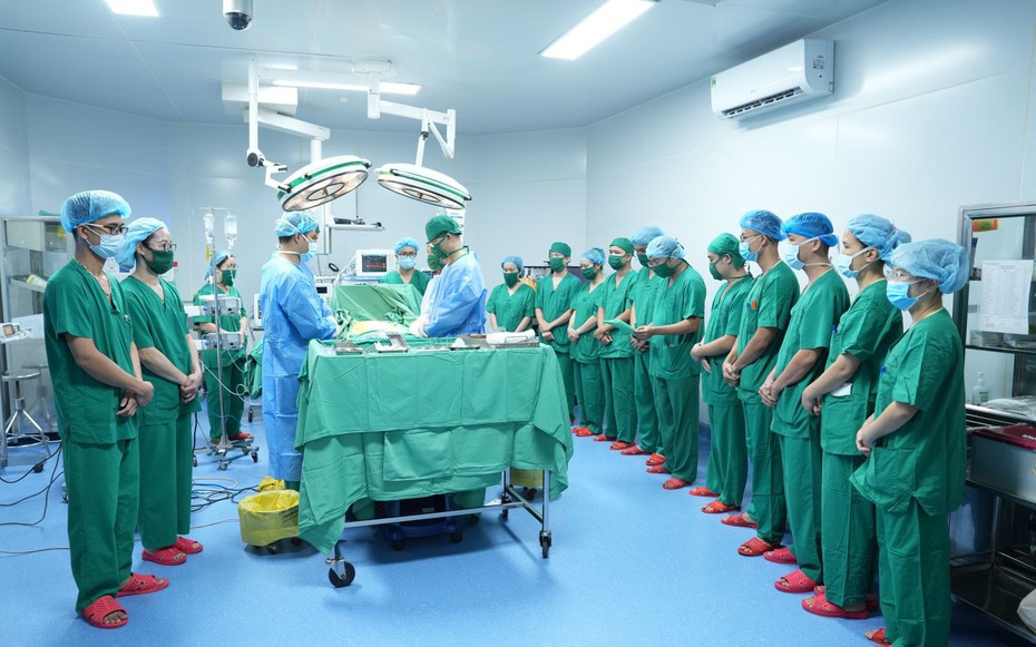 Gần 20 y bác sĩ cúi đầu trước người hiến tạng: Sự sống được tiếp nối
