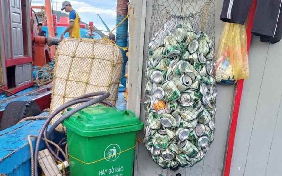 Đưa rác về bờ, giữ lại màu xanh cho biển Cửa Lò