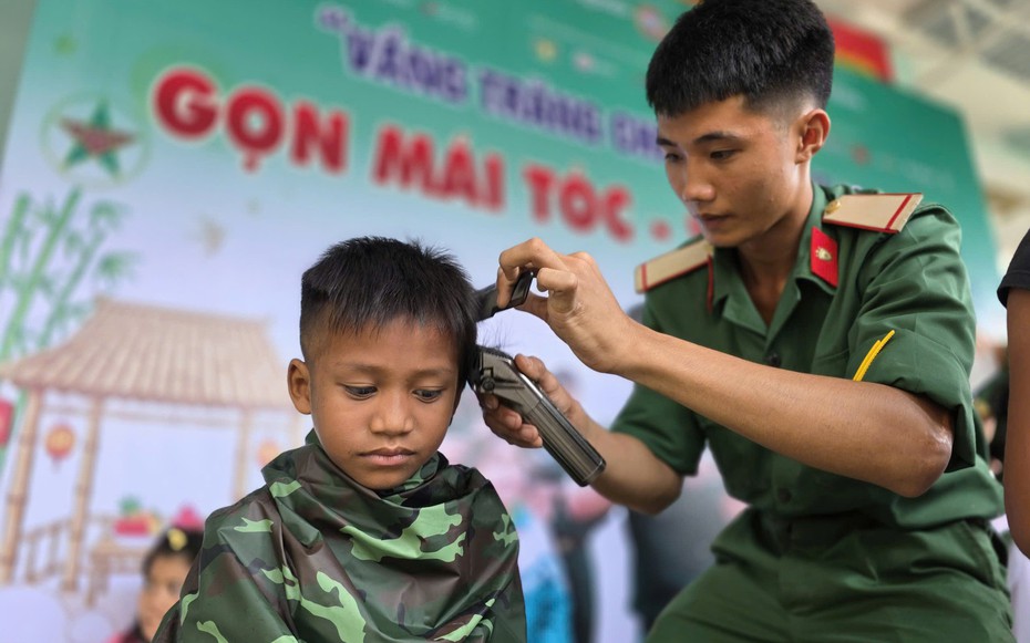 Mùa Trung thu, bộ đội mở "tiệm" cắt tóc cho trẻ em miền núi Tây Giang