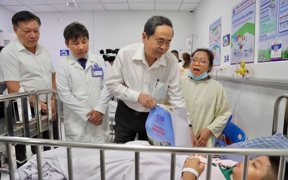 Chủ tịch Quốc hội Trần Thanh Mẫn thăm, tặng quà bệnh nhi tại Bệnh viện Nhi đồng 1
