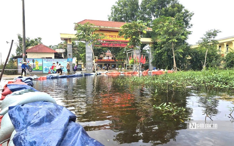 Đắp bờ, bơm nước để đưa gần 2.000 học sinh trở lại trường sau lũ