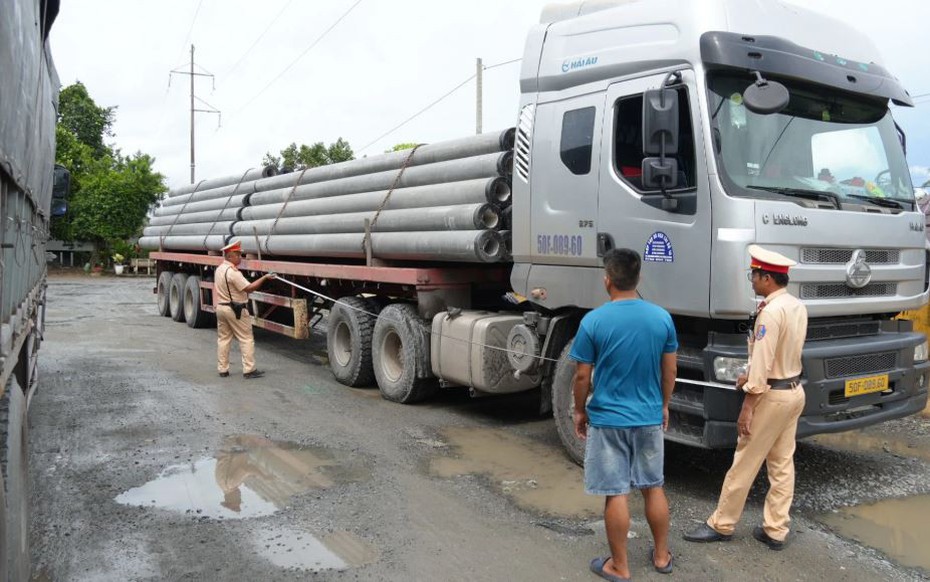 Tài xế bị phạt hơn 77 triệu đồng vì chở quá tải trên 100%