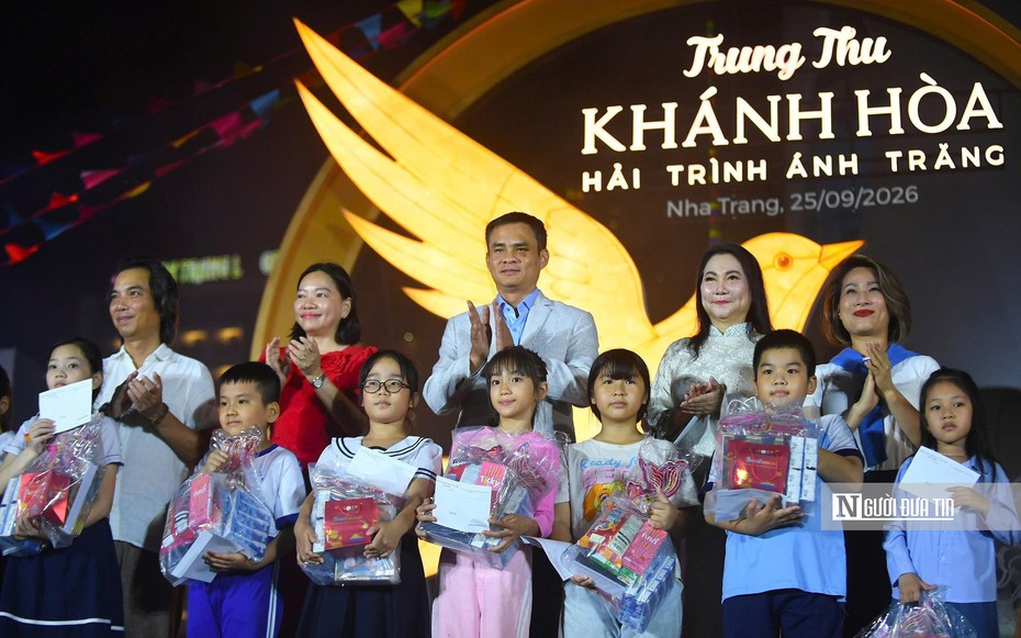Du khách nước ngoài đội mưa vui Trung thu cùng trẻ em bên biển Nha Trang
