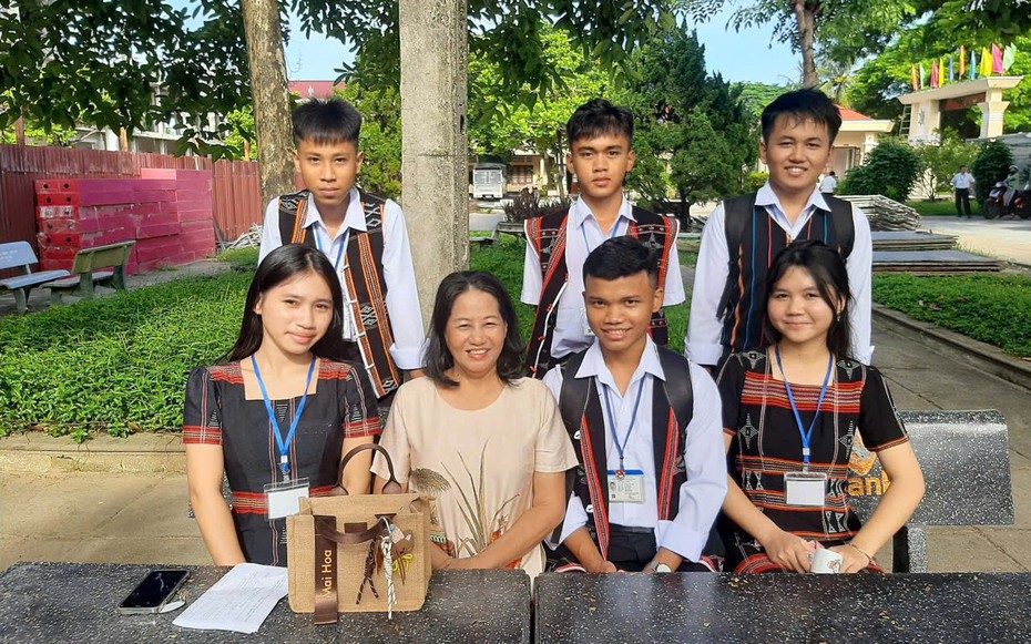 Khi cha mẹ muốn con 16 tuổi nghỉ học lấy chồng