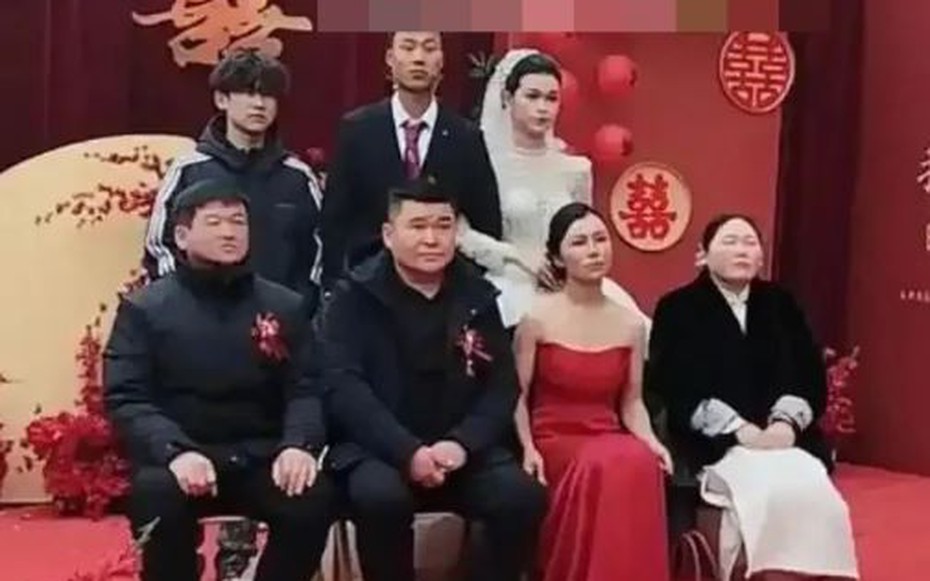 Dự đám cưới, mẹ cô dâu diện trang phục "lạ" gây tranh cãi