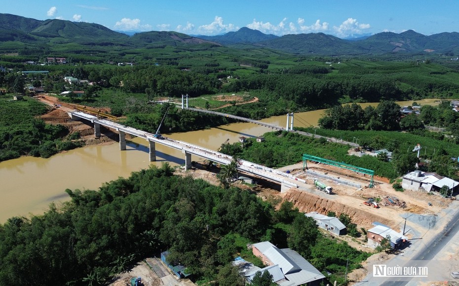 Cầu mới dần thành hình, thay cầu treo "già cỗi" ở thượng nguồn sông Hương