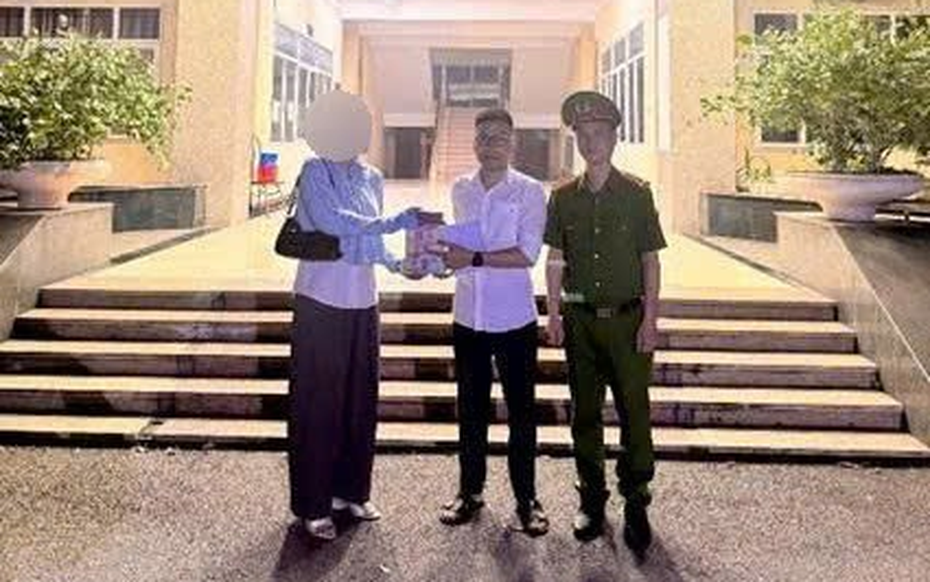 Nhặt được 1 tỷ đồng trong quán cà phê, người đàn ông liền báo công an