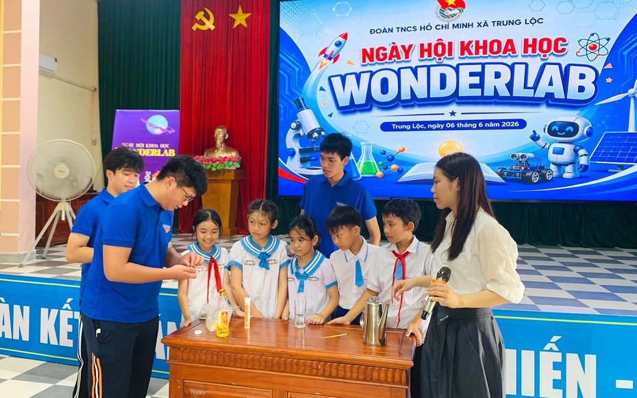 Nhóm học sinh trường chuyên Hà Nội đưa khoa học đến gần trẻ em Nghệ An