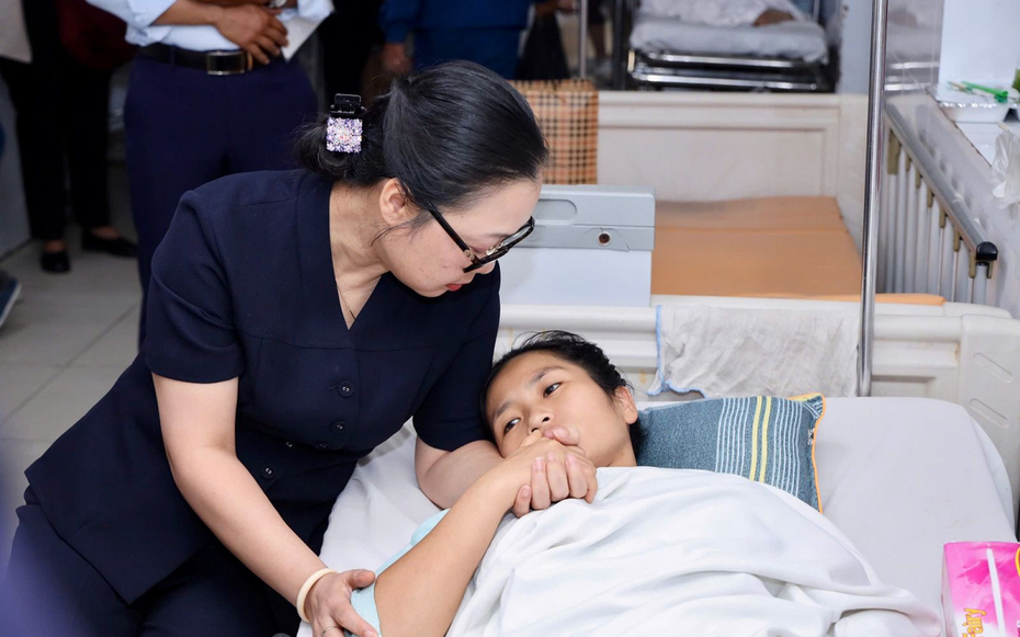 Thứ trưởng Bộ GD&ĐT động viên cô giáo mất một chân khi cứu học trò