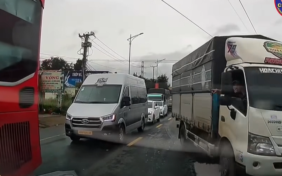Vượt ẩu bị người dân phản ánh, tài xế ô tô nhận phạt 4 - 6 triệu đồng