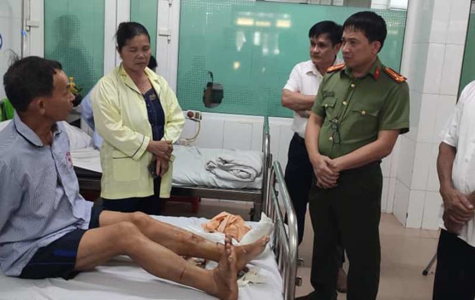 Truy tìm 2 cha con đuổi đánh, chém trọng thương công an xã