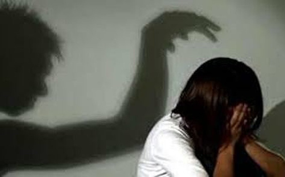Bắt gã dượng mất nhân tính hiếp dâm con riêng của vợ hờ đến có thai