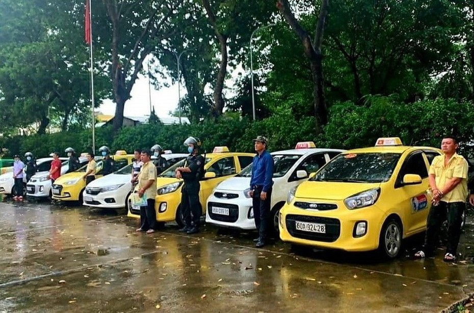 Tạm giữ 7 tài xế taxi hỗn chiến tranh khách trước cổng viện