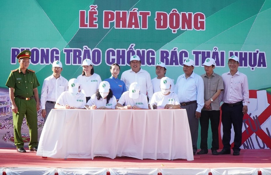 Vĩnh Long: Tỉnh đoàn phát động phong trào chống rác thải nhựa