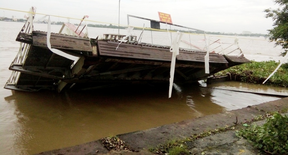 Cầu dẫn và ponton bến phà Cần Thơ cũ bị lũ cuốn sập