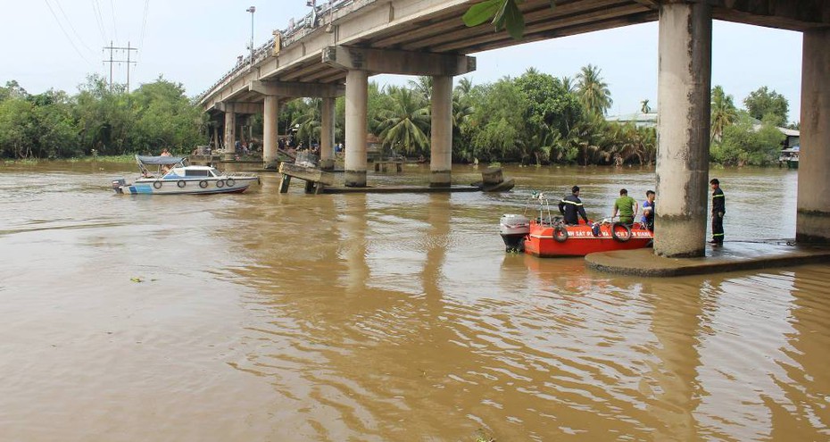 Sà lan chở cát chìm giữa sông, vợ chồng mất tích