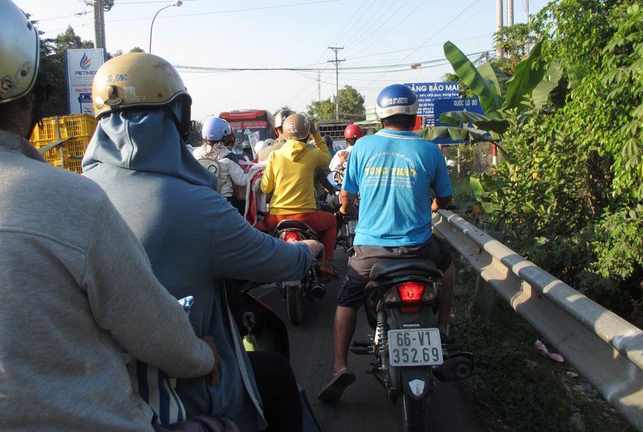 Người dân đổ về miền Tây ăn Tết, phà Vàm Cống ùn xe hàng km